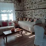 ξυλοπετρα / Wood & Stone House