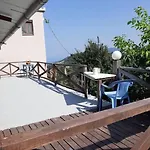 Апартаменты ξυλοπετρα / Wood & Stone House *
