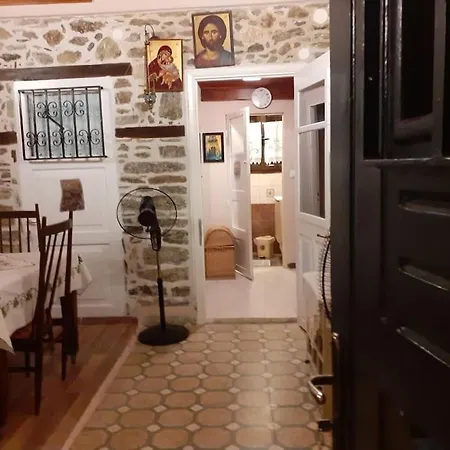 Apartment ξυλοπετρα / Wood & Stone House