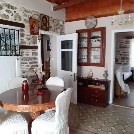ξυλοπετρα / Wood & Stone House *