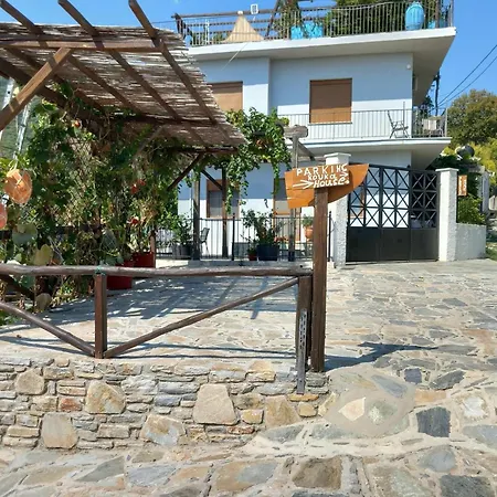 דירה ξυλοπετρα / Wood & Stone House *